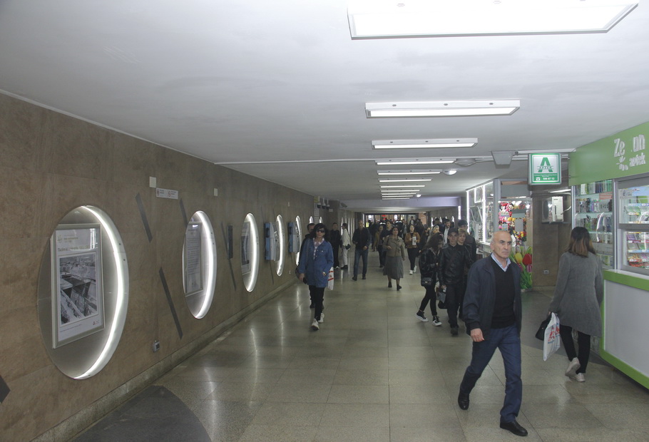 “Gənclik” stansiyasının keçidlərində metronun tarixini əks etdirən sərgi açılıb