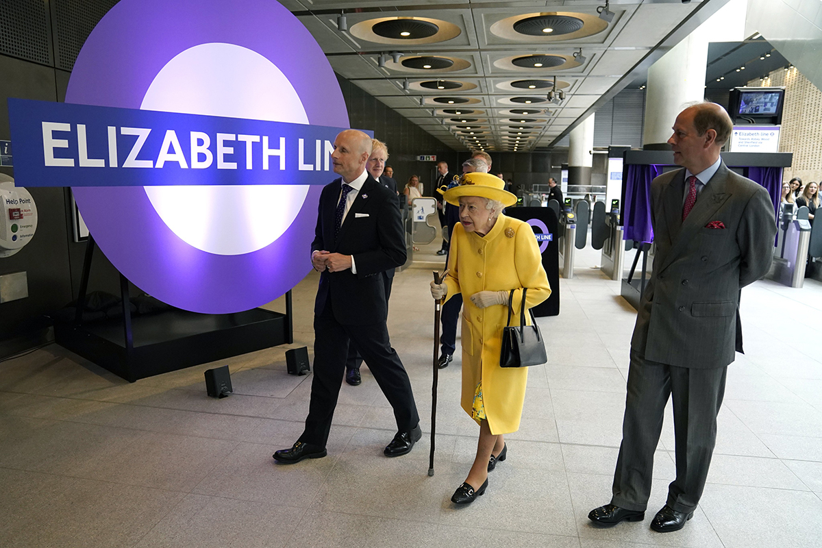 Kraliça yeni metro xəttini açıb