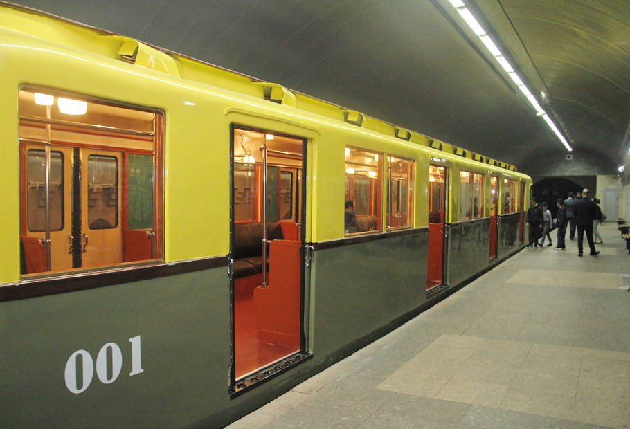 Üç fərqli nəsil metro vaqonlarının Novruz nümayişi