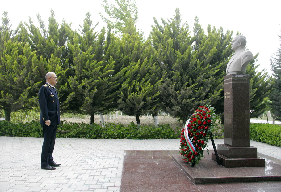 Bakı metropolitenində Heydər Əliyevin xatirəsi anılıb