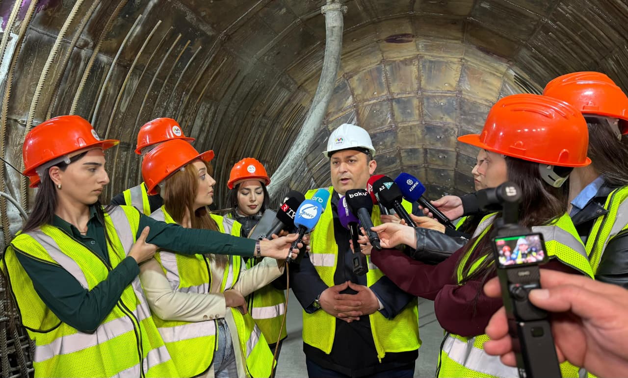 Xətlərin ayrılması layihəsi çərçivəsində piyada keçidi tikilir, 200 metrlik tunelin inş...