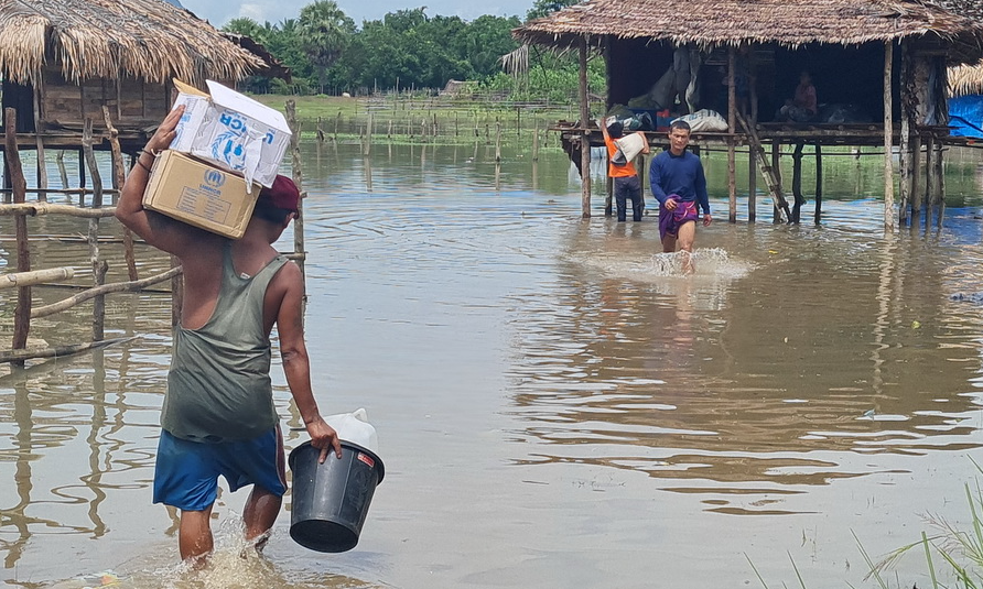 Su basmış Kayin ştatına (Myanma) yardımın çatdırılması