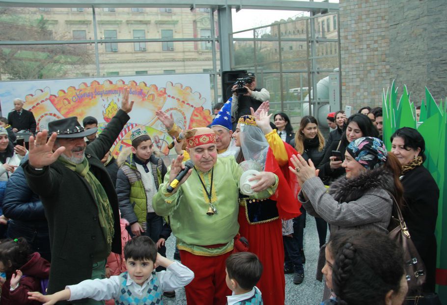 Metropolitenin sərnişinlərə novruz sürprizləri