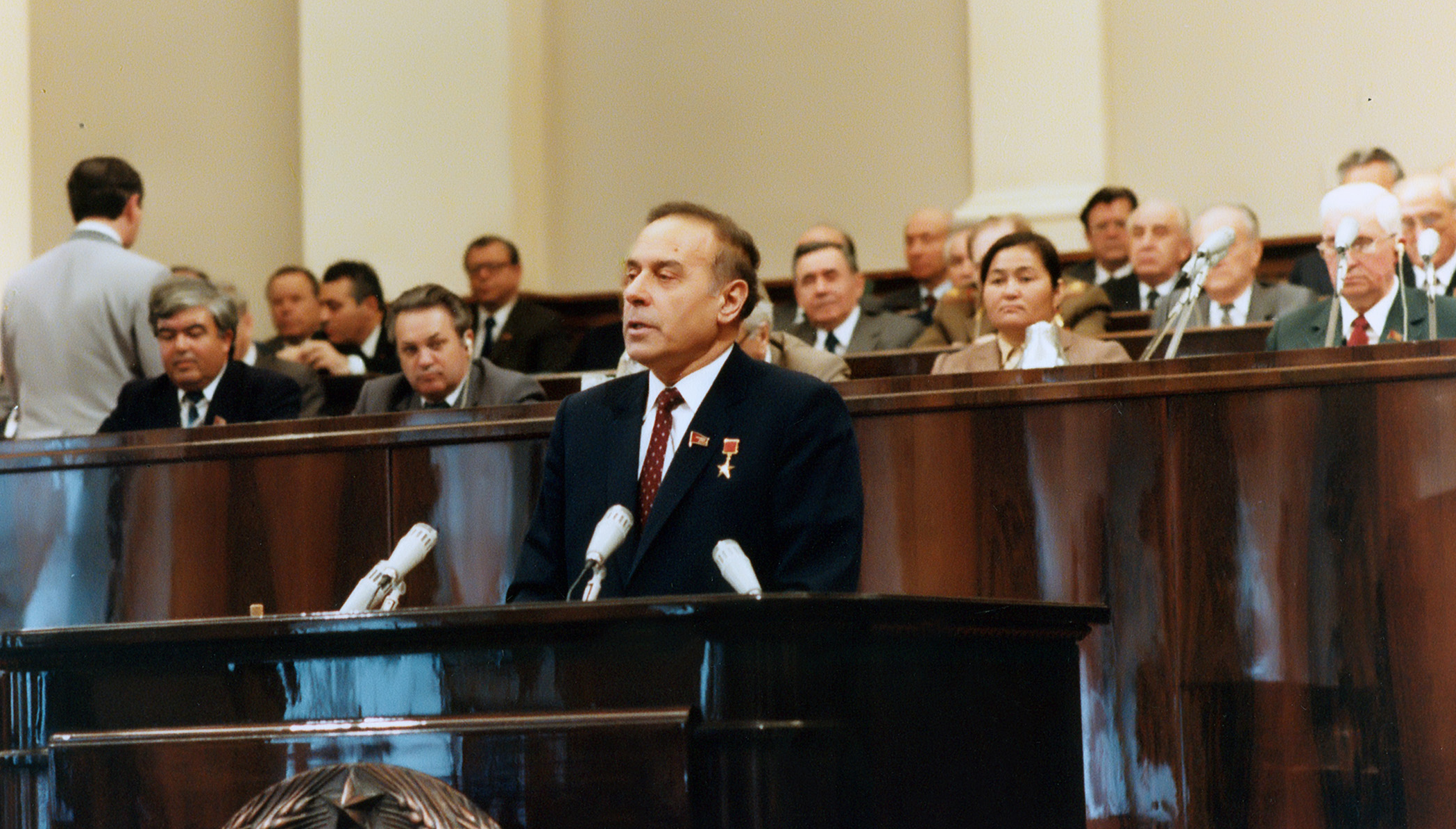Xalqa həsr olunmuş ömür (1981-1990)