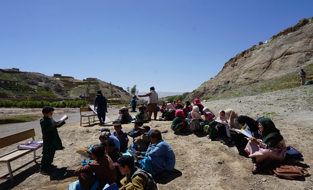 Əfqanıstanda daşqınlardan sonra uşaqlar açıq havada təhsillərini davam etdirirlər