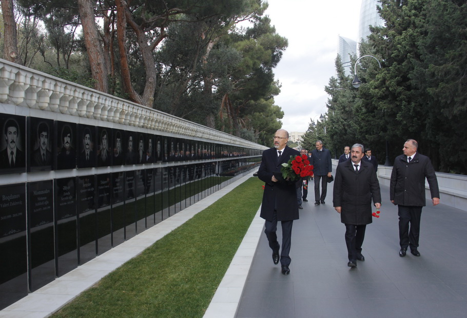 Metropoliten kollektivi Ulu Öndər Heydər Əliyevin məzarını və Şəhidlər xiyabanını ziyar...