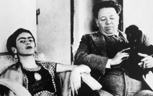 Frida Kalo və Dieqo Rivera əlində ev heyvanı, “Fulanq-Çanq” ləqəbli meymunu saxlayarkən