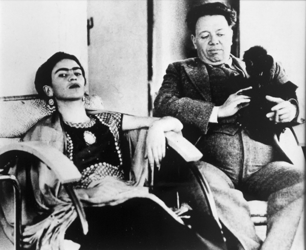 Frida Kalo və Dieqo Rivera əlində ev heyvanı, “Fulanq-Çanq” ləqəbli meymunu saxlayarkən