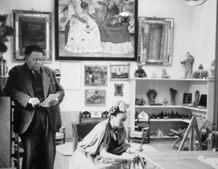 Frida ilə Dieqo rəssamın Göy Evindəki studiyasında, arxada “İki Frida” rəsmi