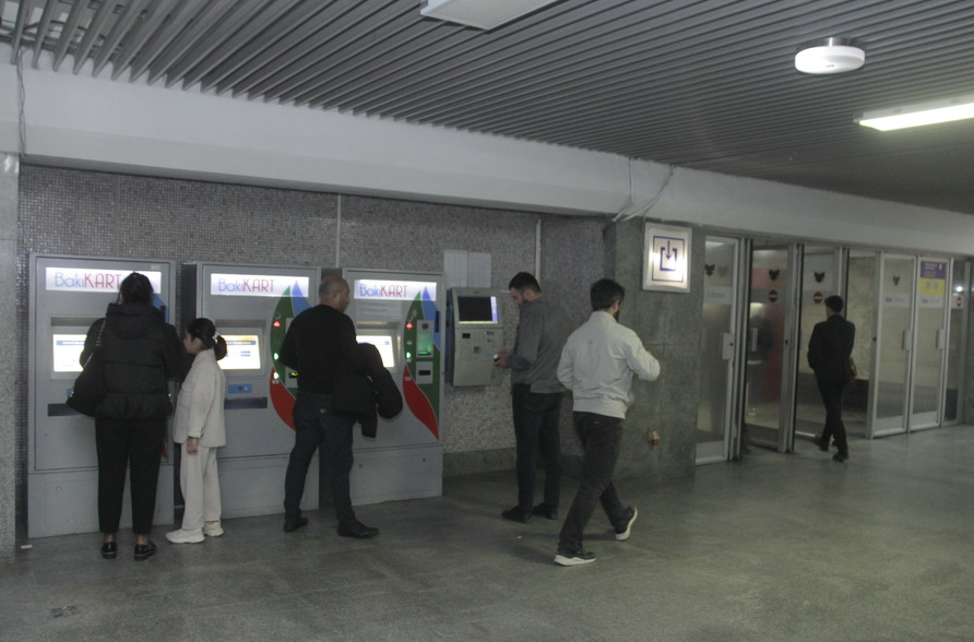 “Koroğlu” stansiyasının keçidlərində yükləmə terminalları 