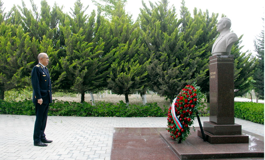 Bakı metropolitenində Heydər Əliyevin xatirəsi anılıb